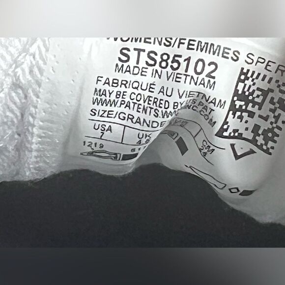 Sperry Topsiders - neutral canvas with leather laces. Women’s size US 7 - Picture 5 of 7